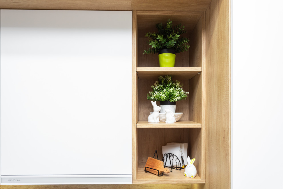 Кухня в современном стиле с витринами в Калининграде