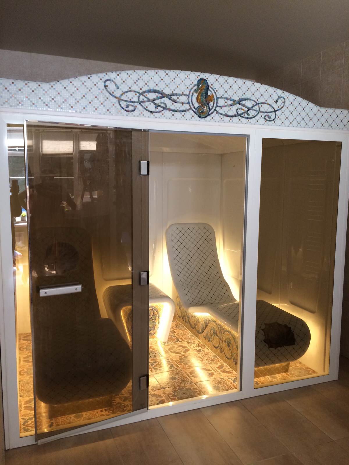 Обложка альбома: хамамы, бассейны