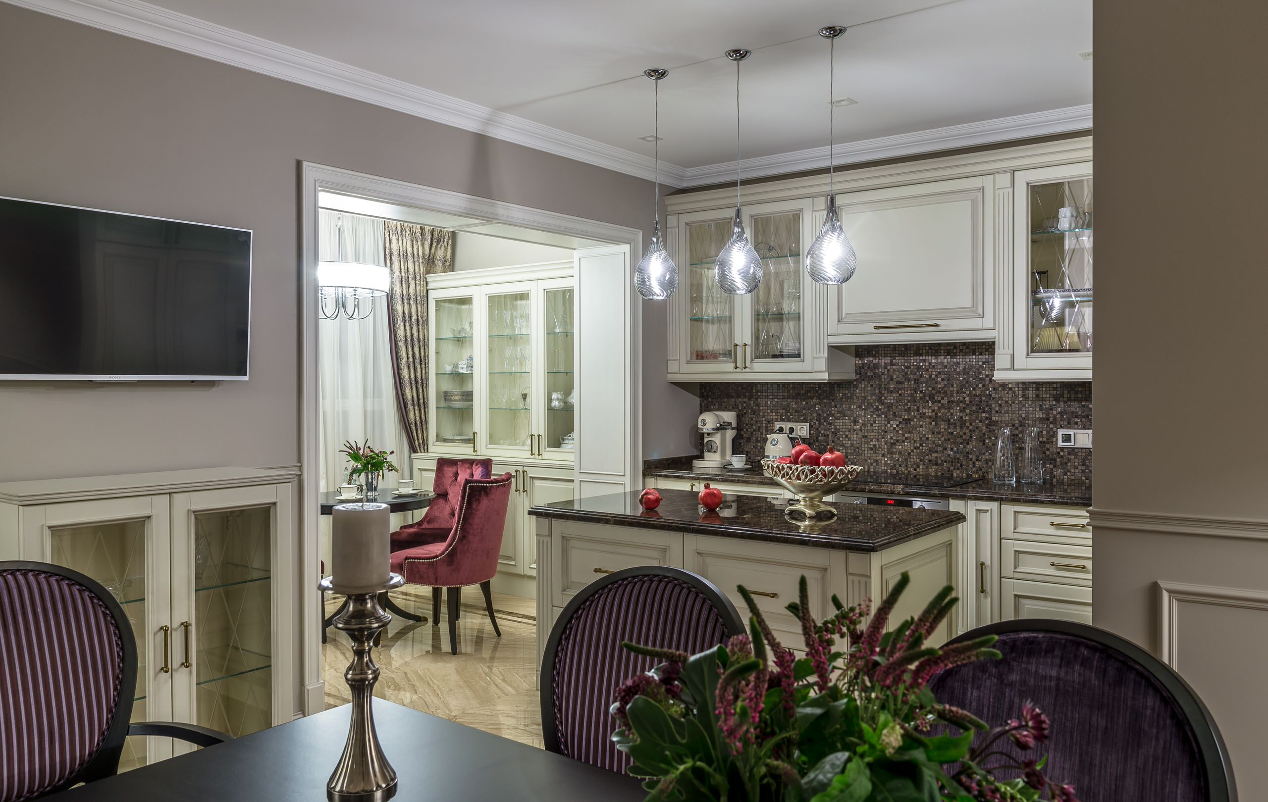 Houzz тур: Интерьер с графичной гостиной и просторным холлом