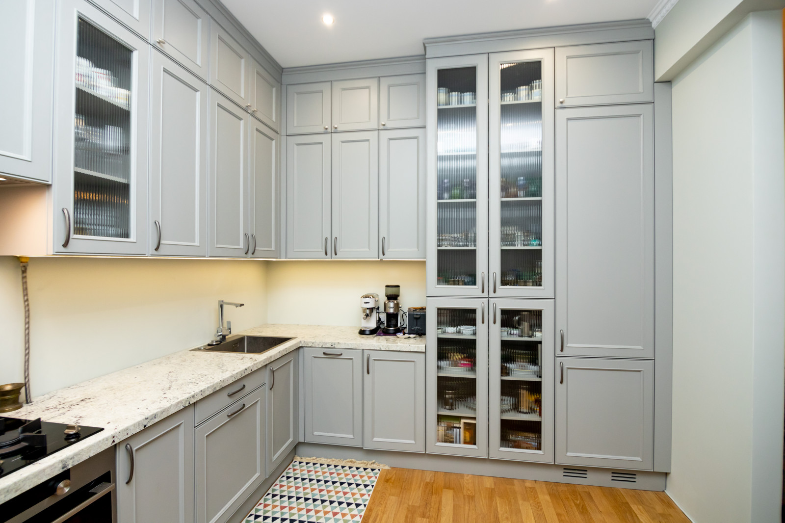 Светло-серая кухня в классическом стиле