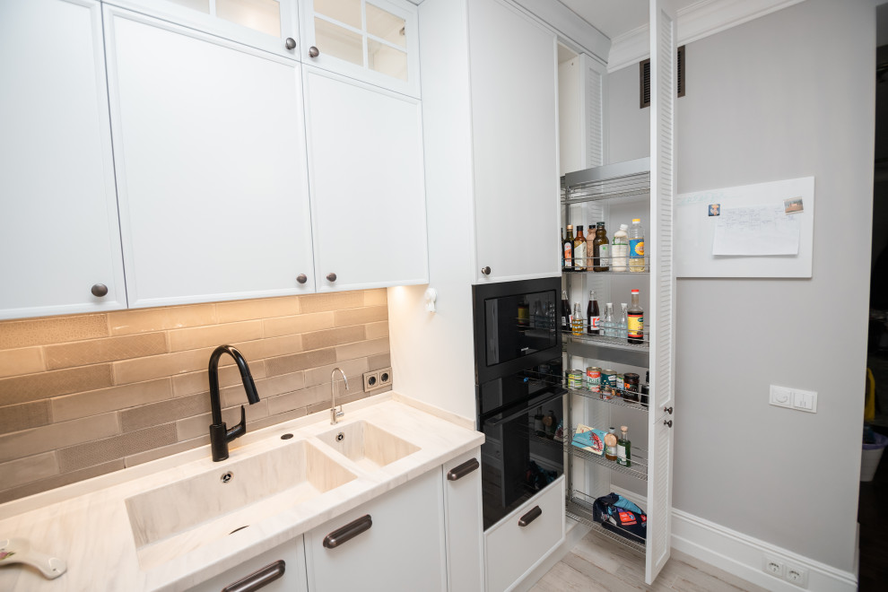 Светлая кухня с деревянными элементами