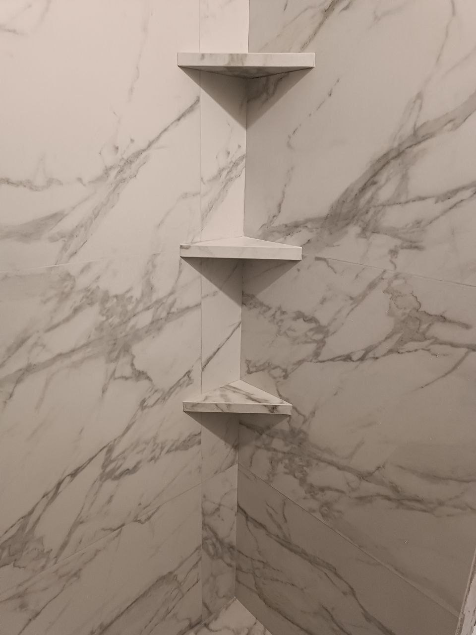 Обложка проекта: Парящие полки в ванной — максимум пользы, минимум лишнего