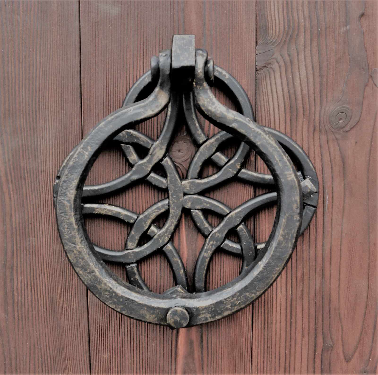 Гаражная дверь в романском стиле