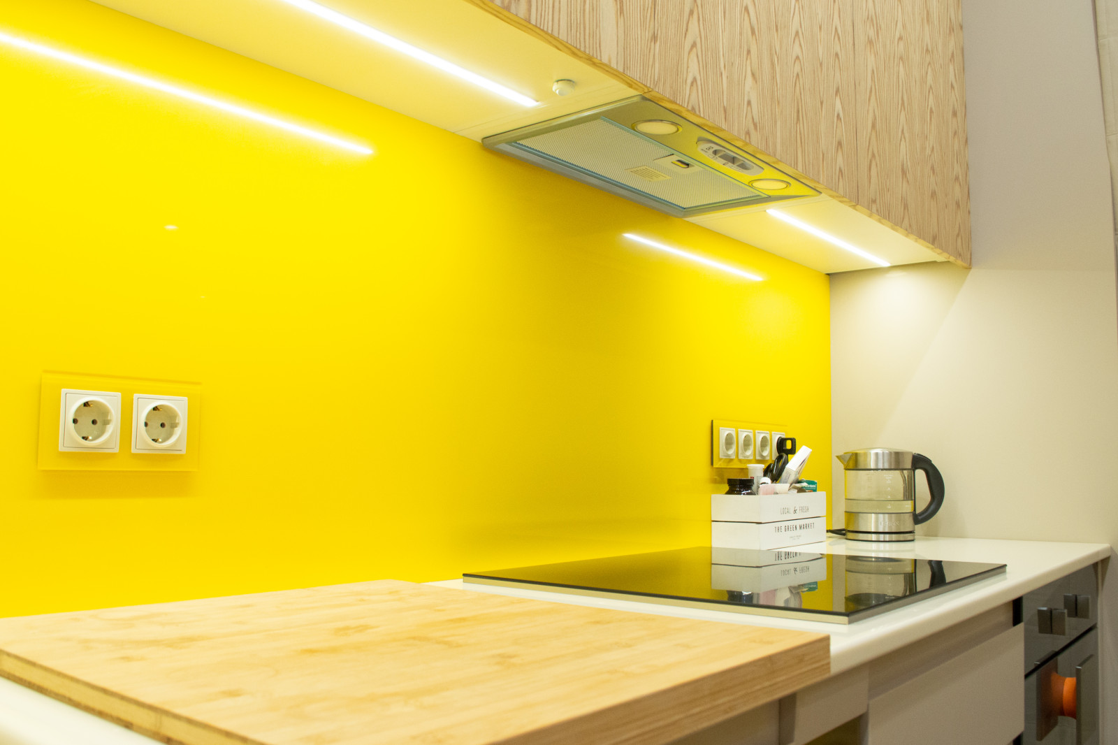 Яркая современная кухня