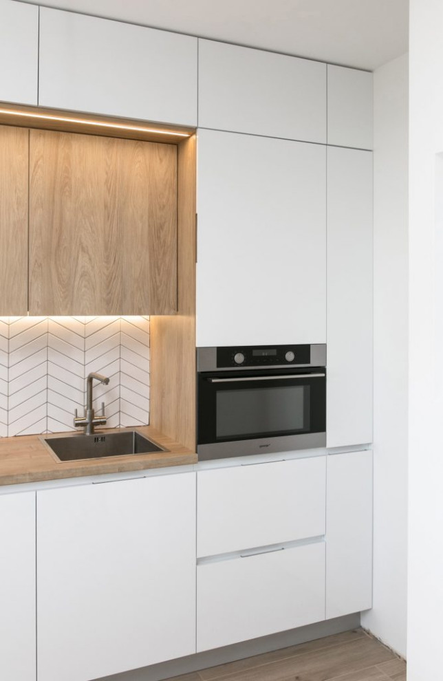 Белая глянцевая кухня с деревянными светлыми фасадами