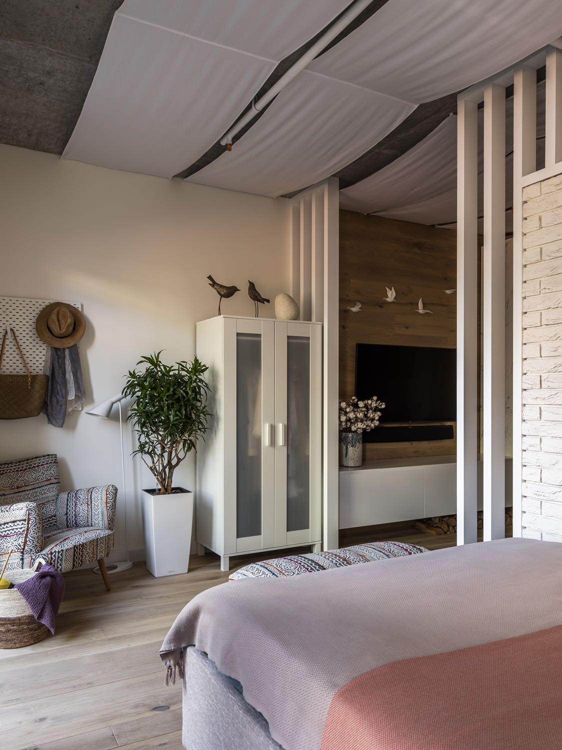 Houzz тур: Студия 37 кв.м с отсылками к природе Байкала