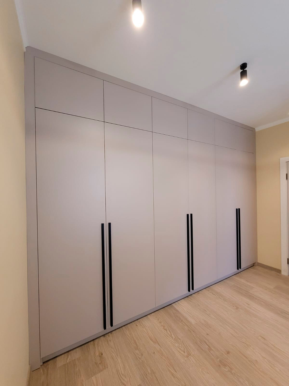 Встроенные распашные шкафы