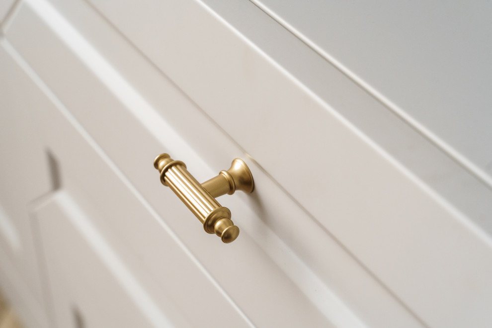 Бело-розовый интерьер с рифлеными фасадами