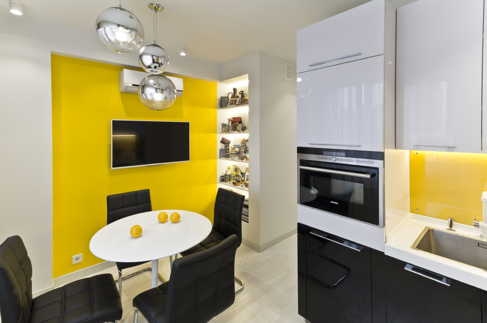 Houzz тур: Московская квартира с умным светом и яркими акцентами