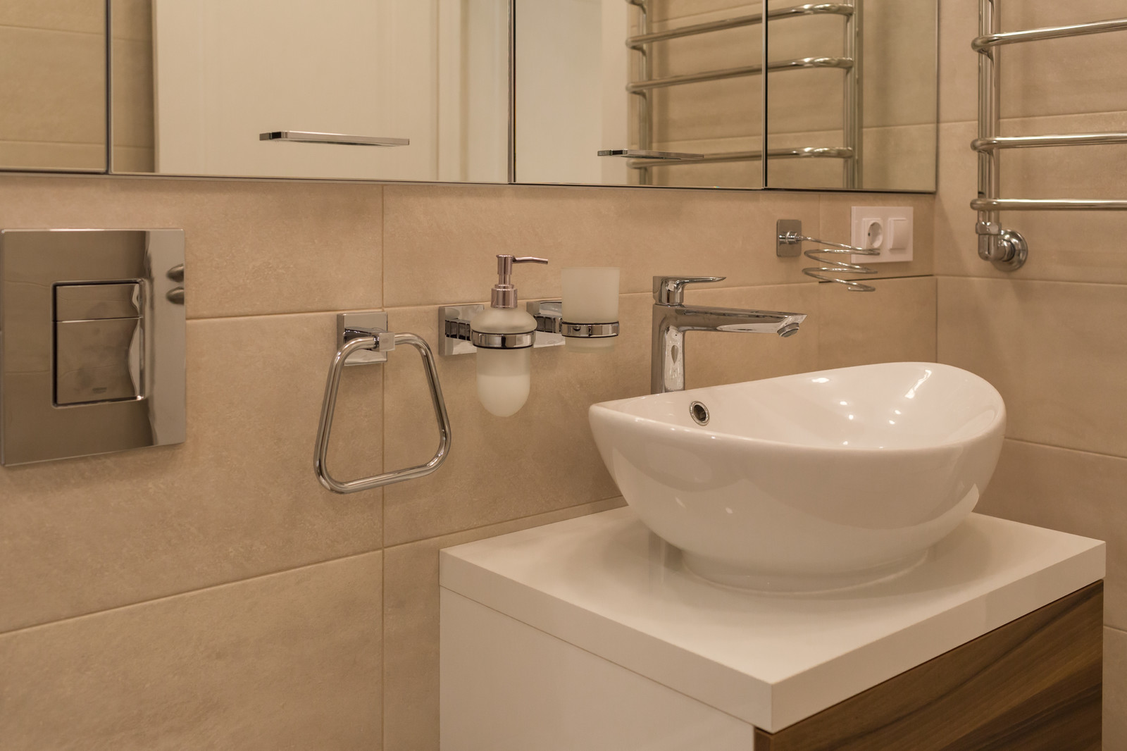 Городская кухня с лесным пейзажем