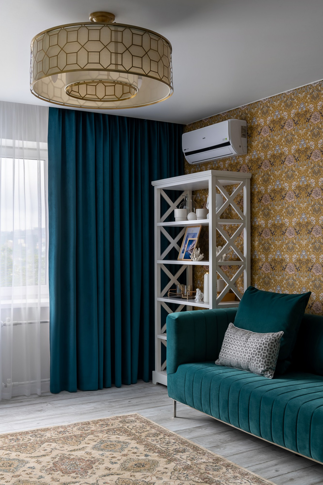 Яркое смешение стилей