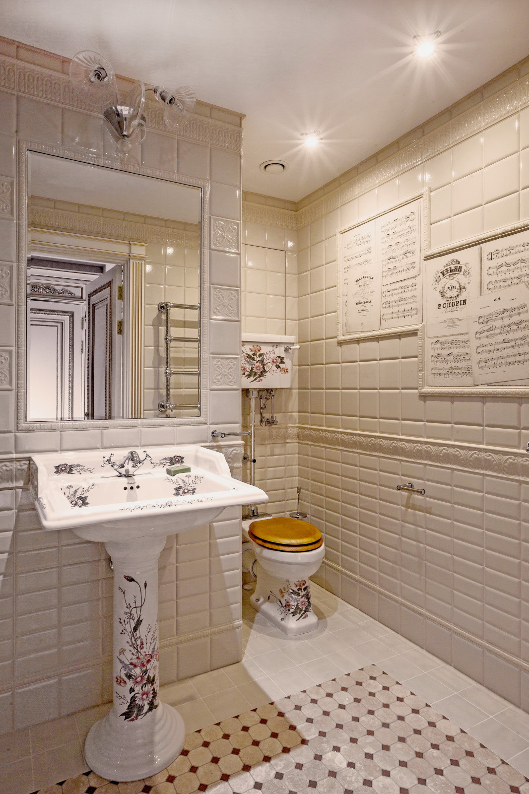 Обложка проекта: Гостевой санузел с плиткой "кабанчик"