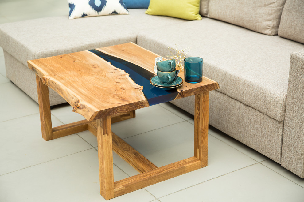 Столик-карагач с рекой синего цвета