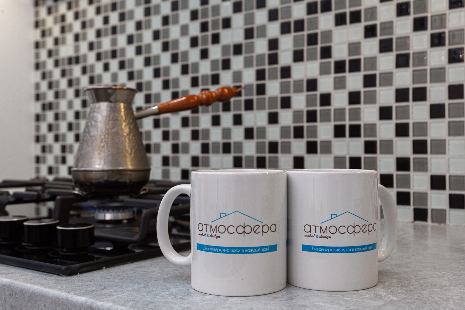 Черно-белая кухня с фартуком мозаика