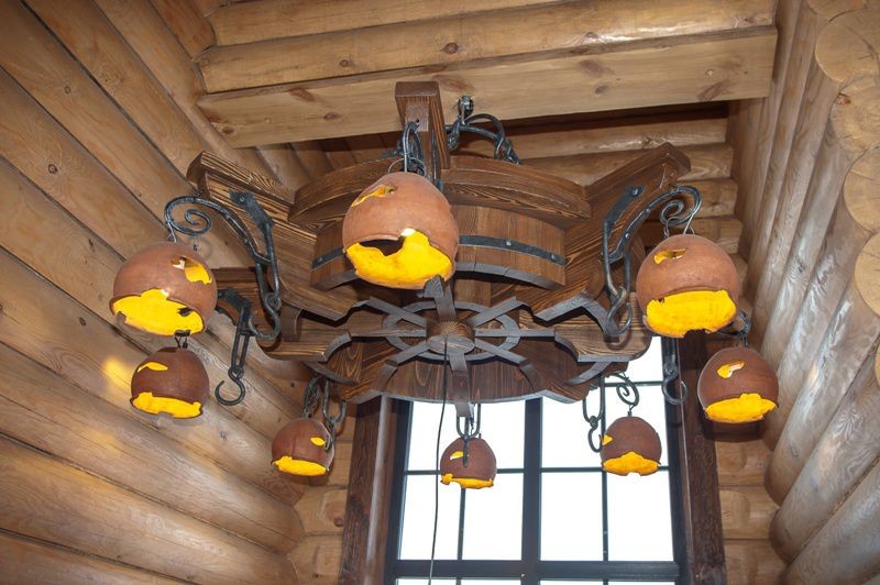 Оформление лестницы и холлов в бревенчатом доме