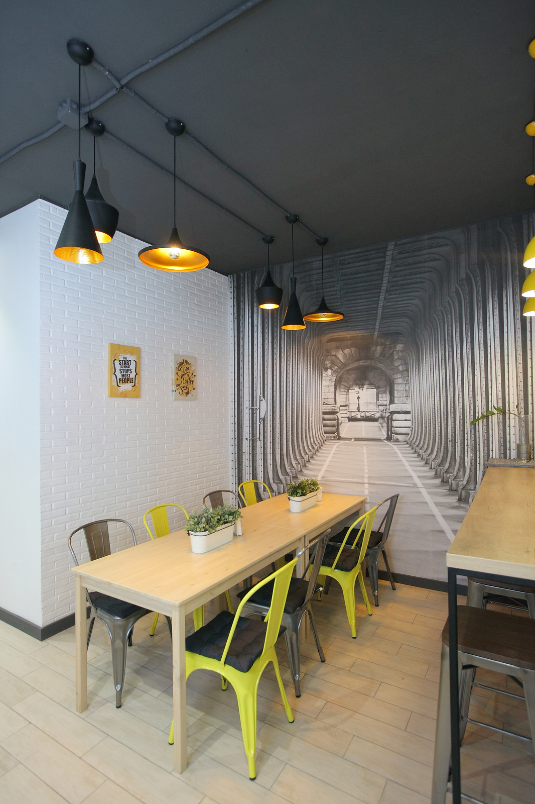 Кухня в стиле лофт с яркими акцентами