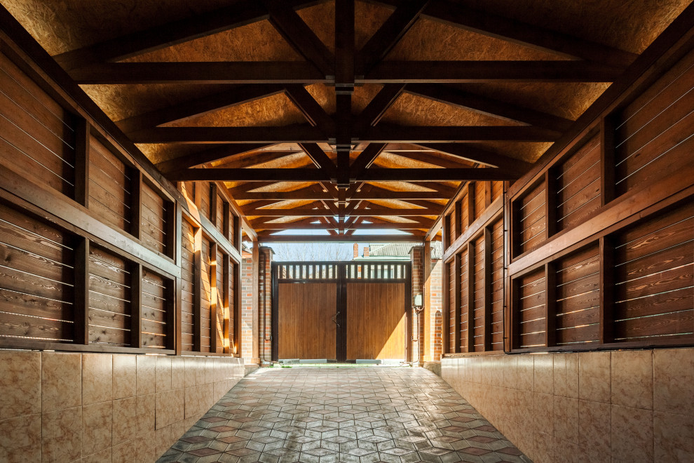 Заезд в гараж. Навес из натурального дерева.