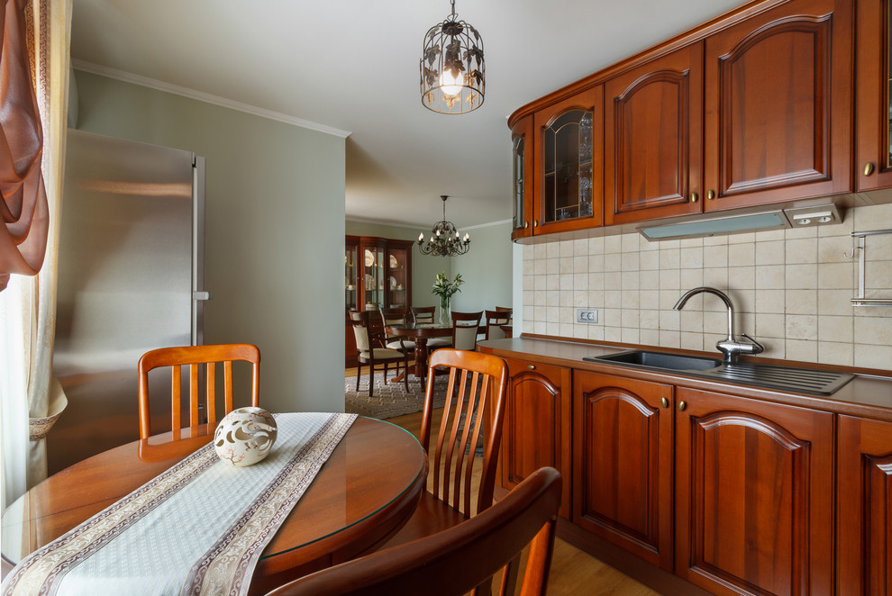 Трёхкомнатная квартира с кухней-гостиной в классическом стиле