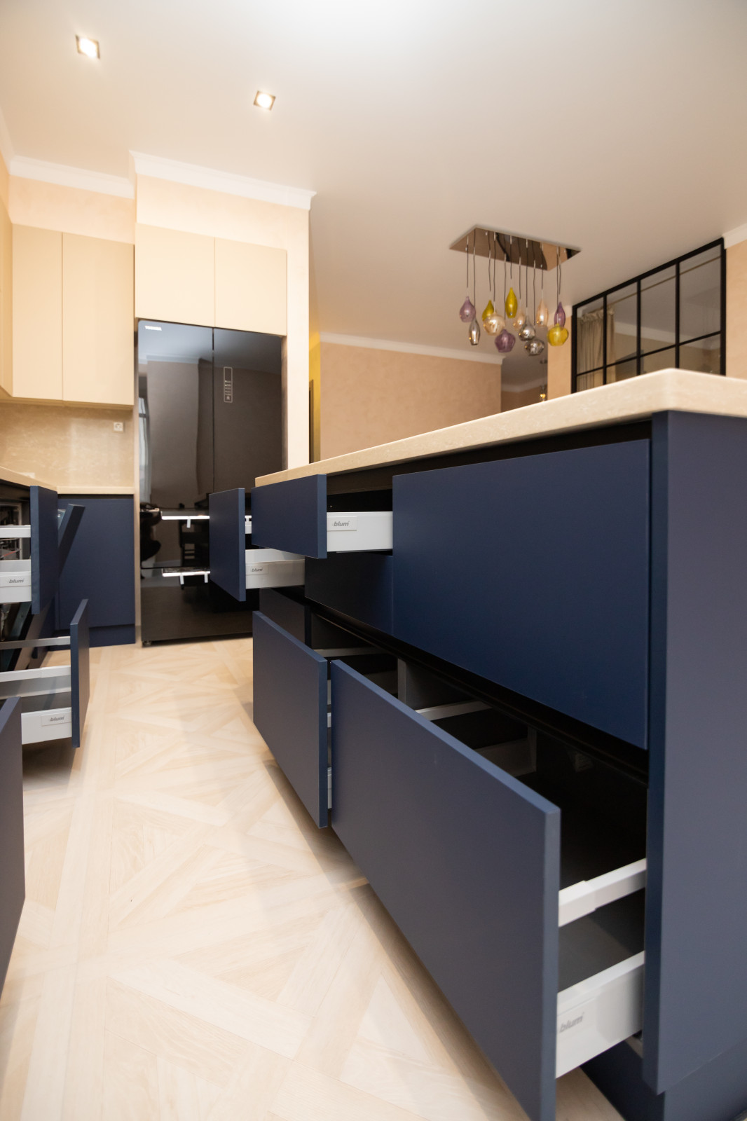 Бело-синяя кухня в современном стиле