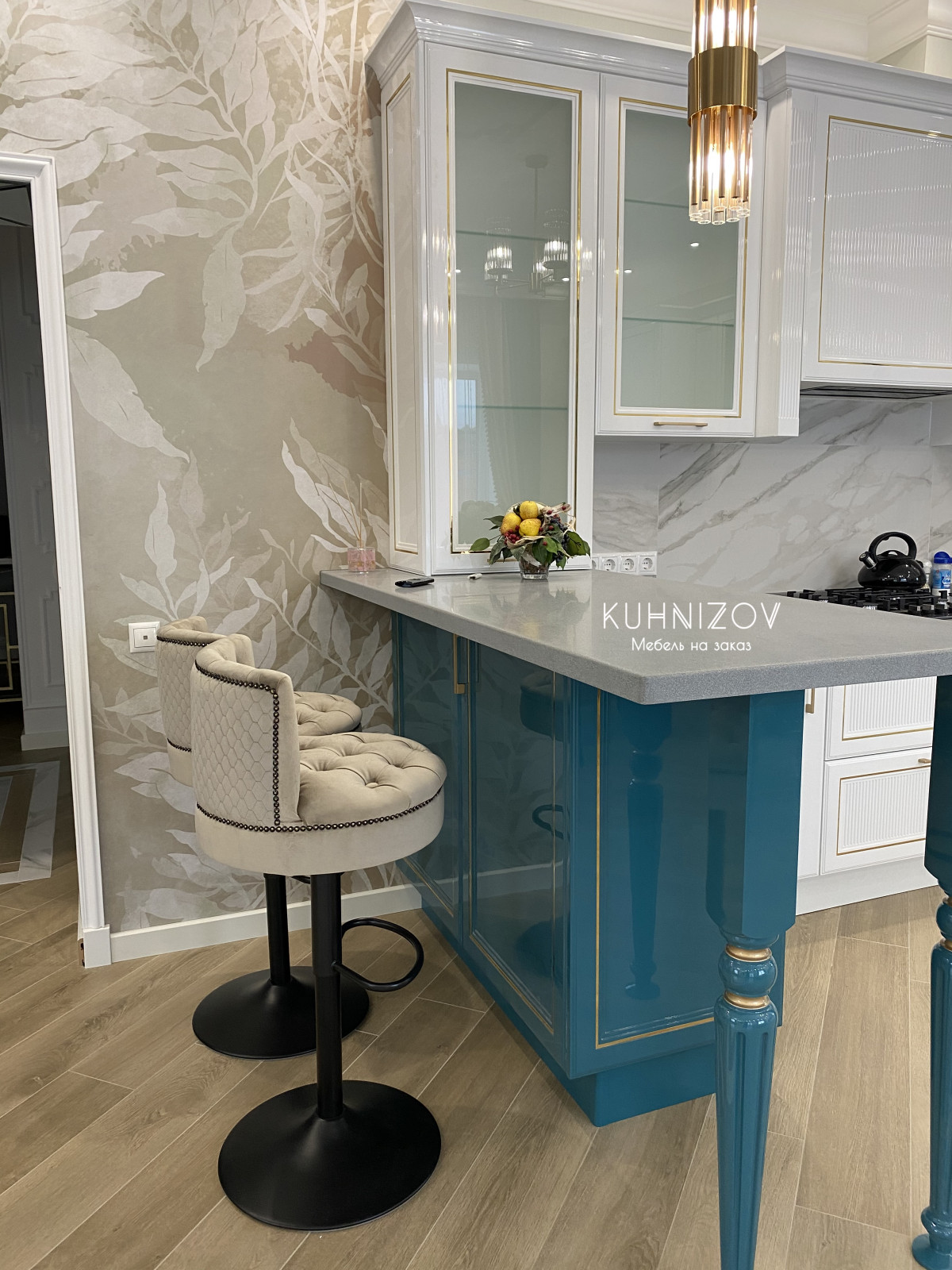 Кухня Аурелия и ТВ зона. Латунь эмаль