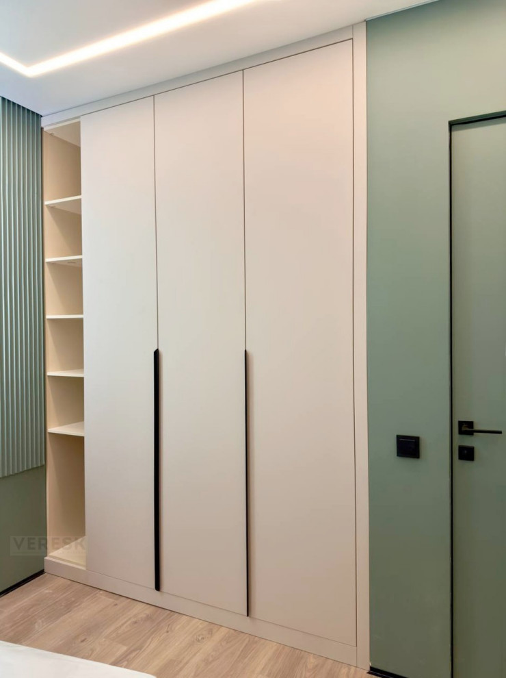 Встроенные распашные шкафы