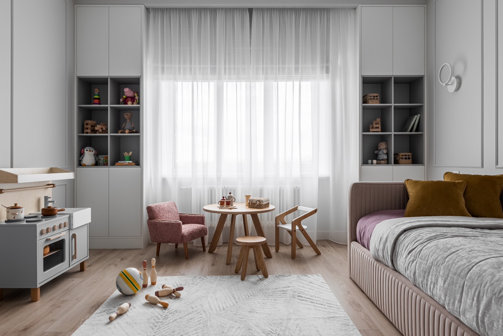 на стороне монохрома