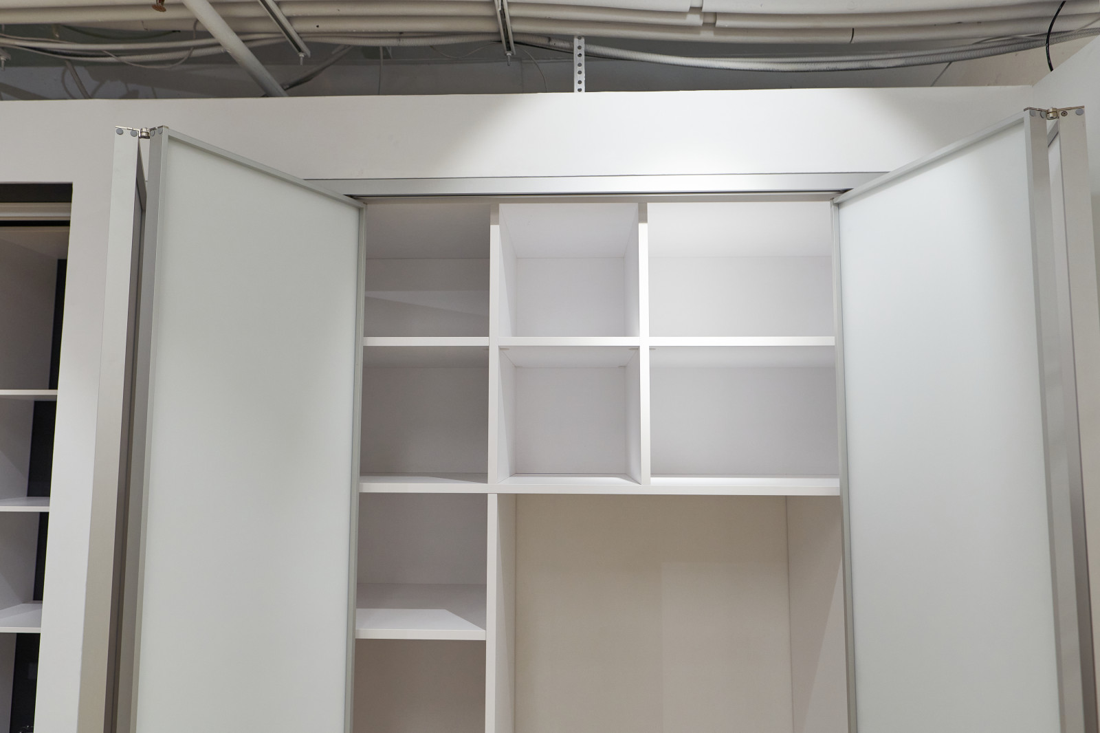 Хозяйственный шкаф со складными дверьми в профиле S1200 raumplus