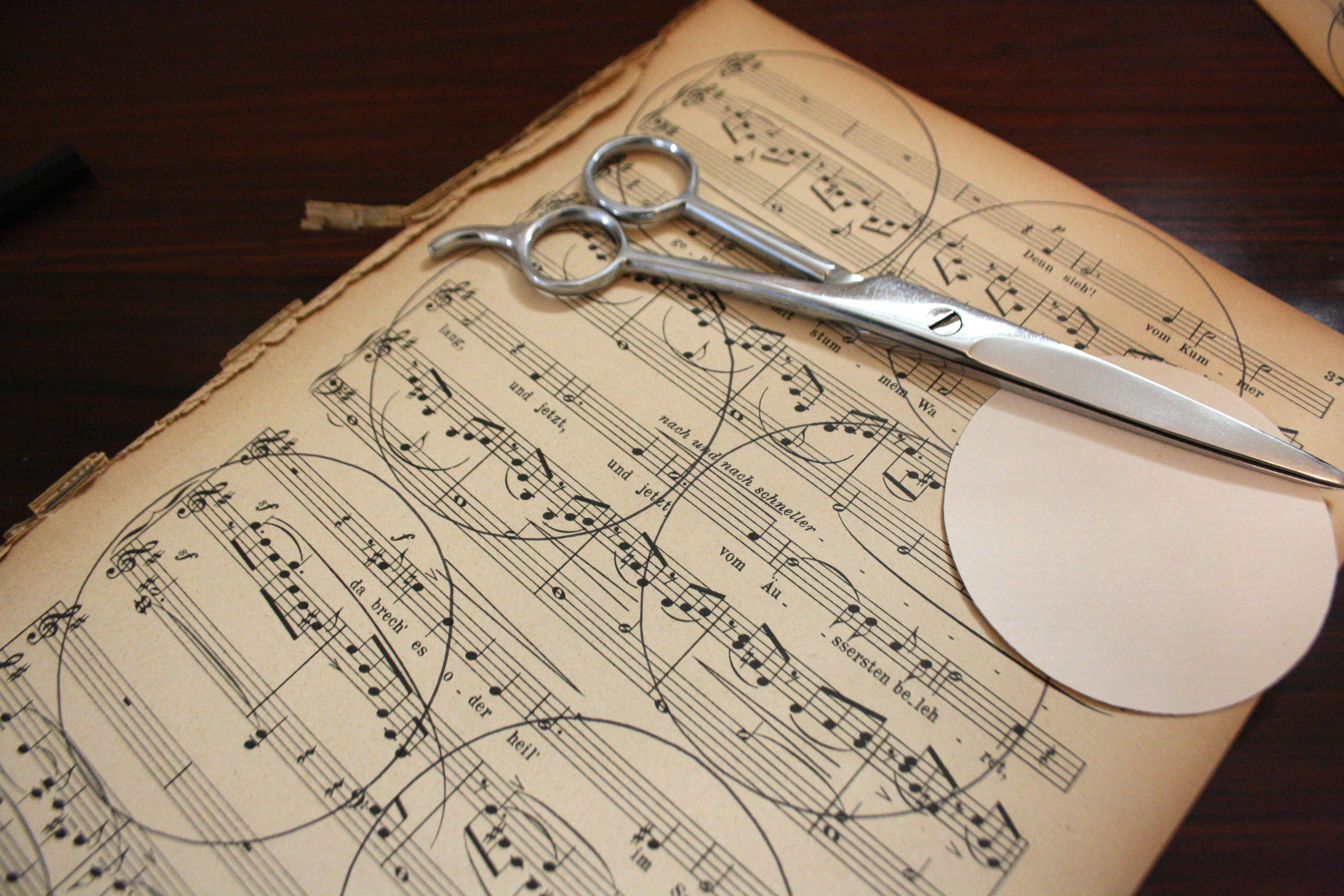 DIY: 4 способа сделать новогодние украшения из бумаги своими руками