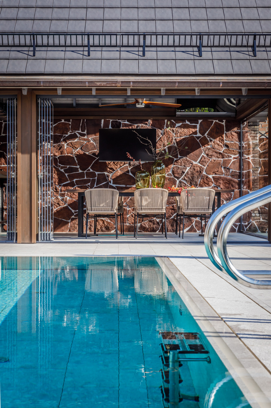 Беседка частного дома. Холодное остекление