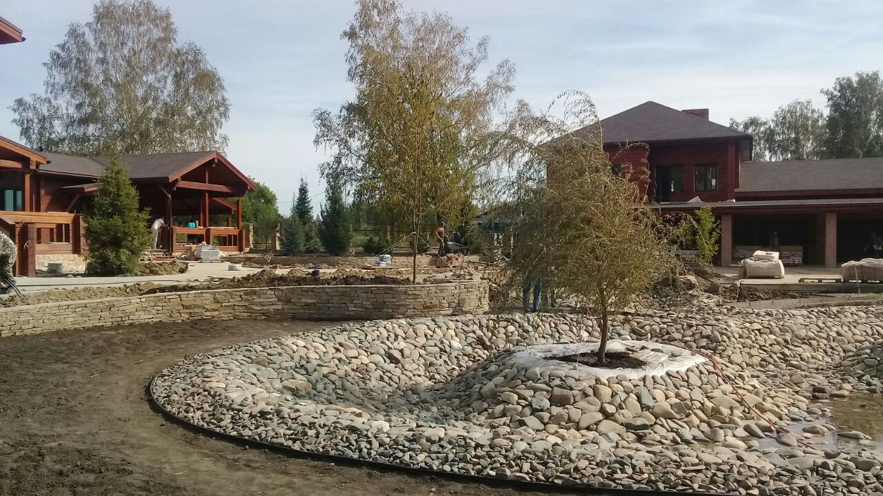 Сад с водоемом.