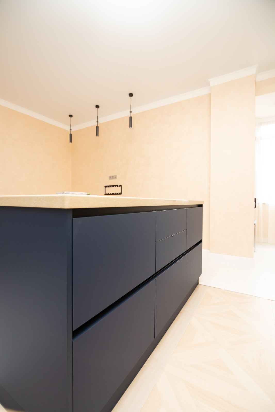 Бело-синяя кухня в современном стиле