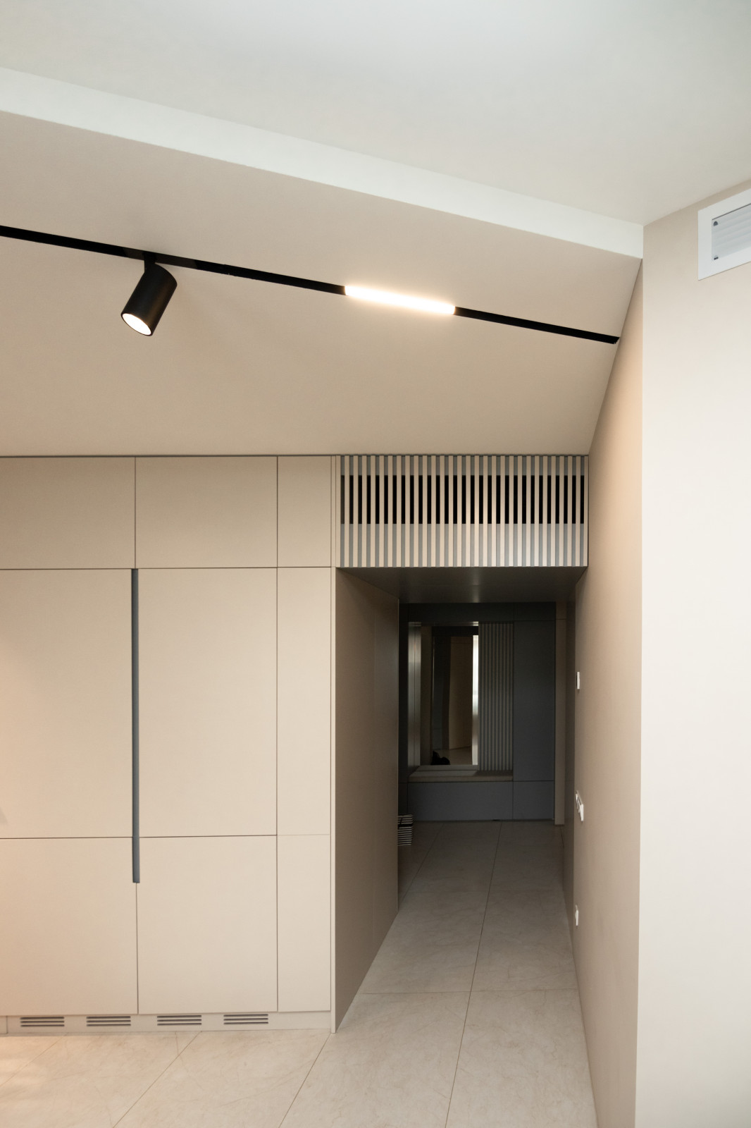 Современная кухня-гостиная с необычной барной стойкой и ТВ-зоной