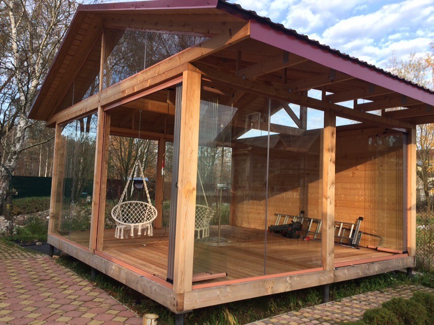 Безрамное остекление отдельно стоящей беседки (Лисий Нос)