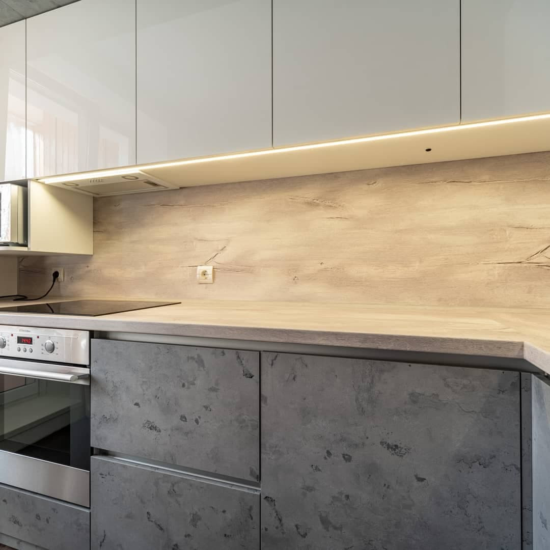 Угловая встроенная кухня с белыми глянцевыми и каменными фасадами