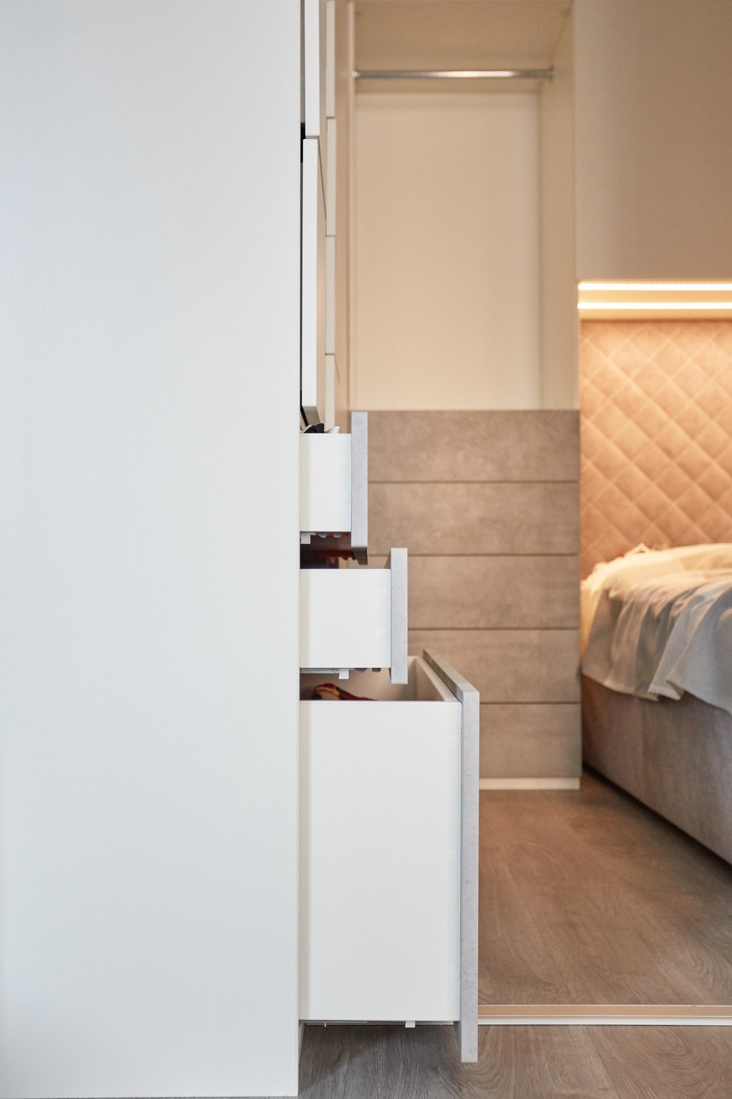 Корпусный шкаф в спальню raumplus