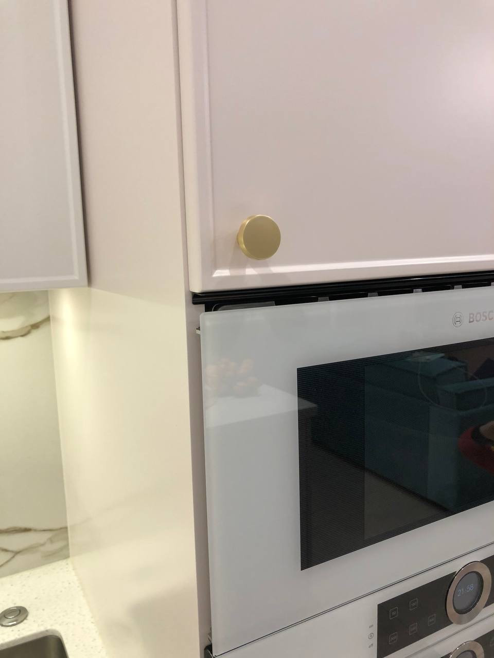 Нежная кухня в пудровых оттенках