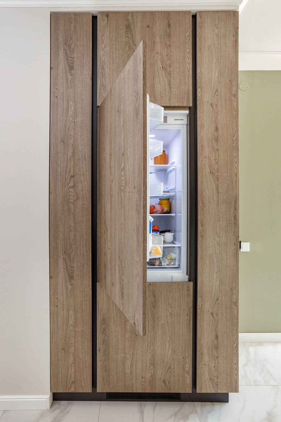 Светлая кухня с отдельным шкафом для холодильника