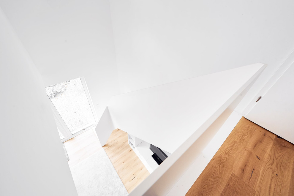 Белая лестница, а также кухня, паркет и двери от hokon