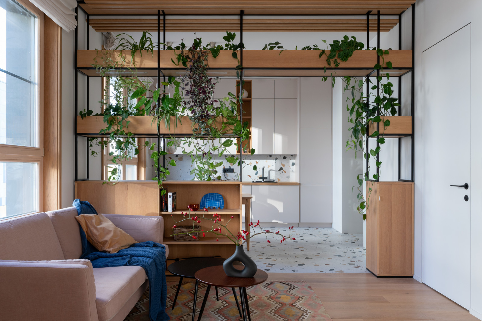 Двухкомнатная квартира с зеленой перегородкой в гостиной