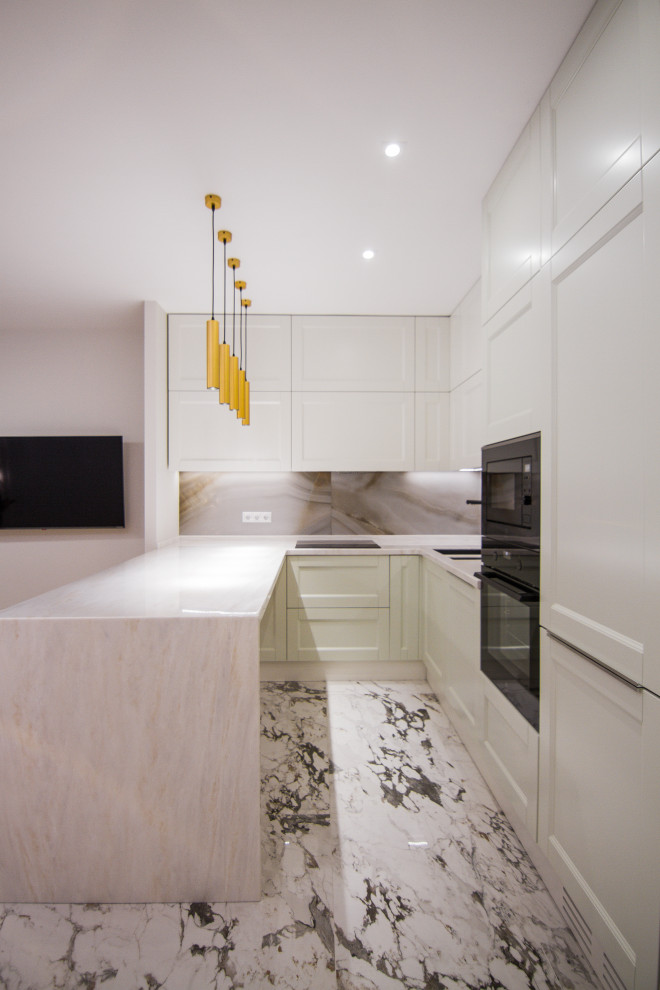 Минималистичная белая кухня с барной стойкой