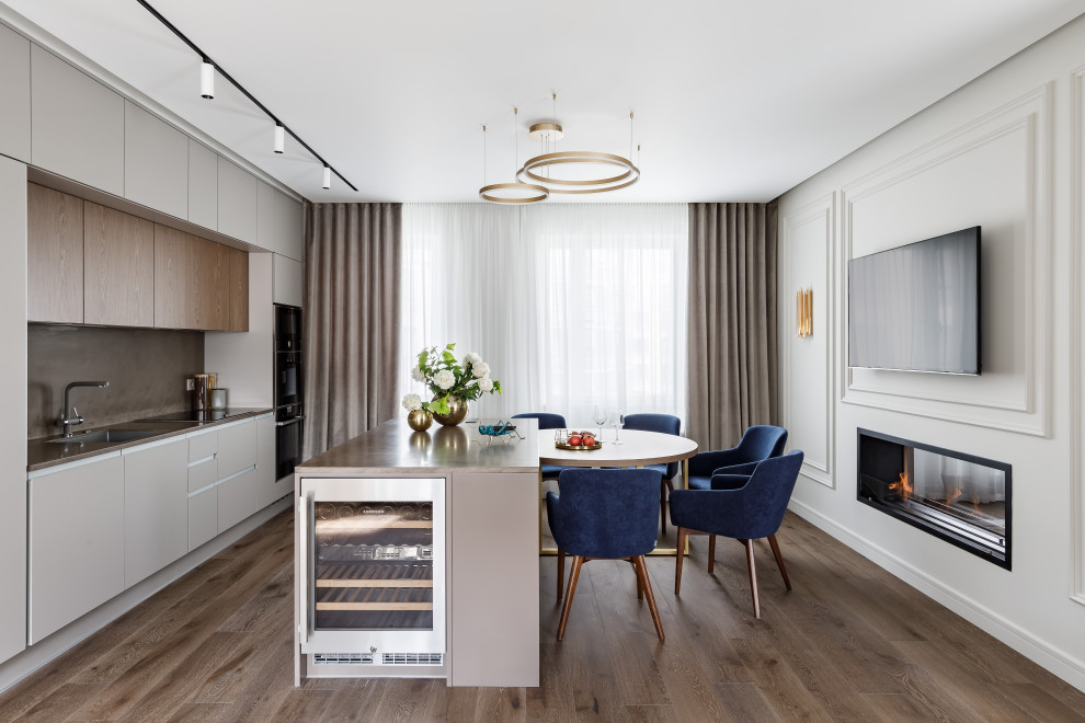 Двухуровневая квартира с лестницей из дерева и стекла