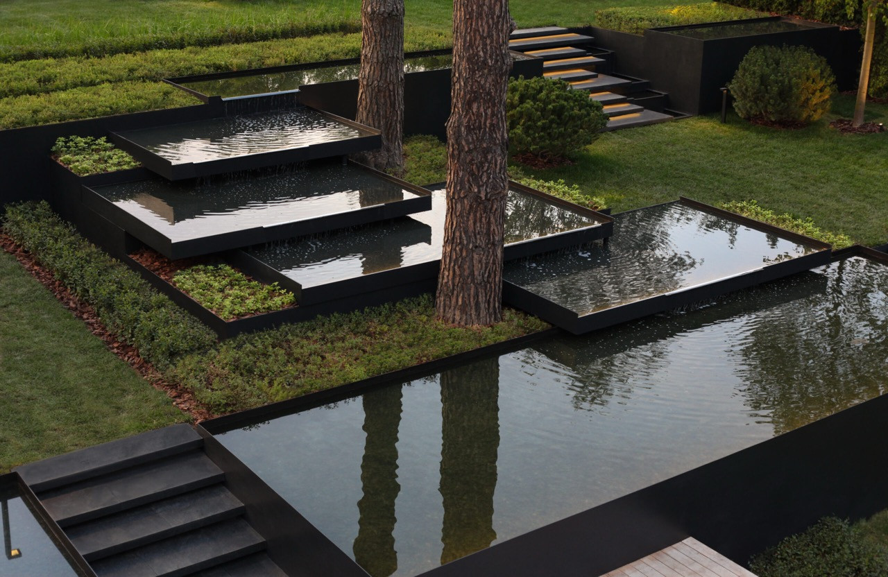 НиколиноЕще большей роскоши и эксклюзивности этому саду придают каскадные водоем