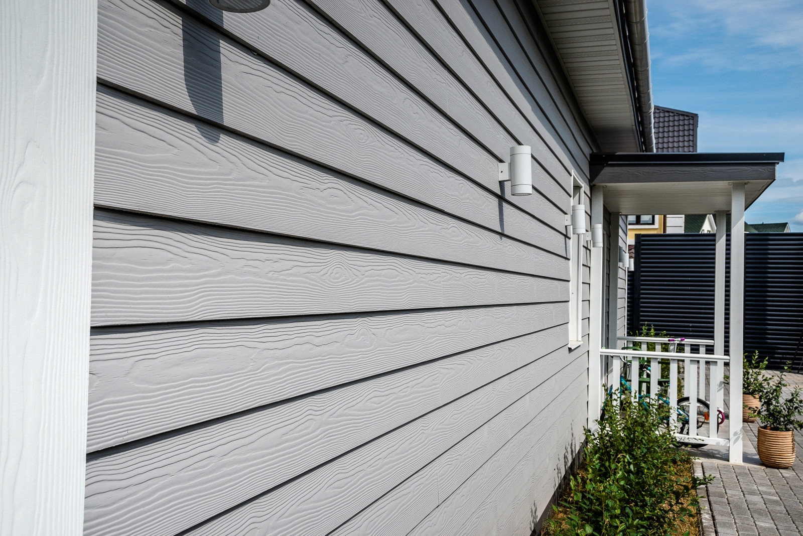 Одноэтажный серый дом