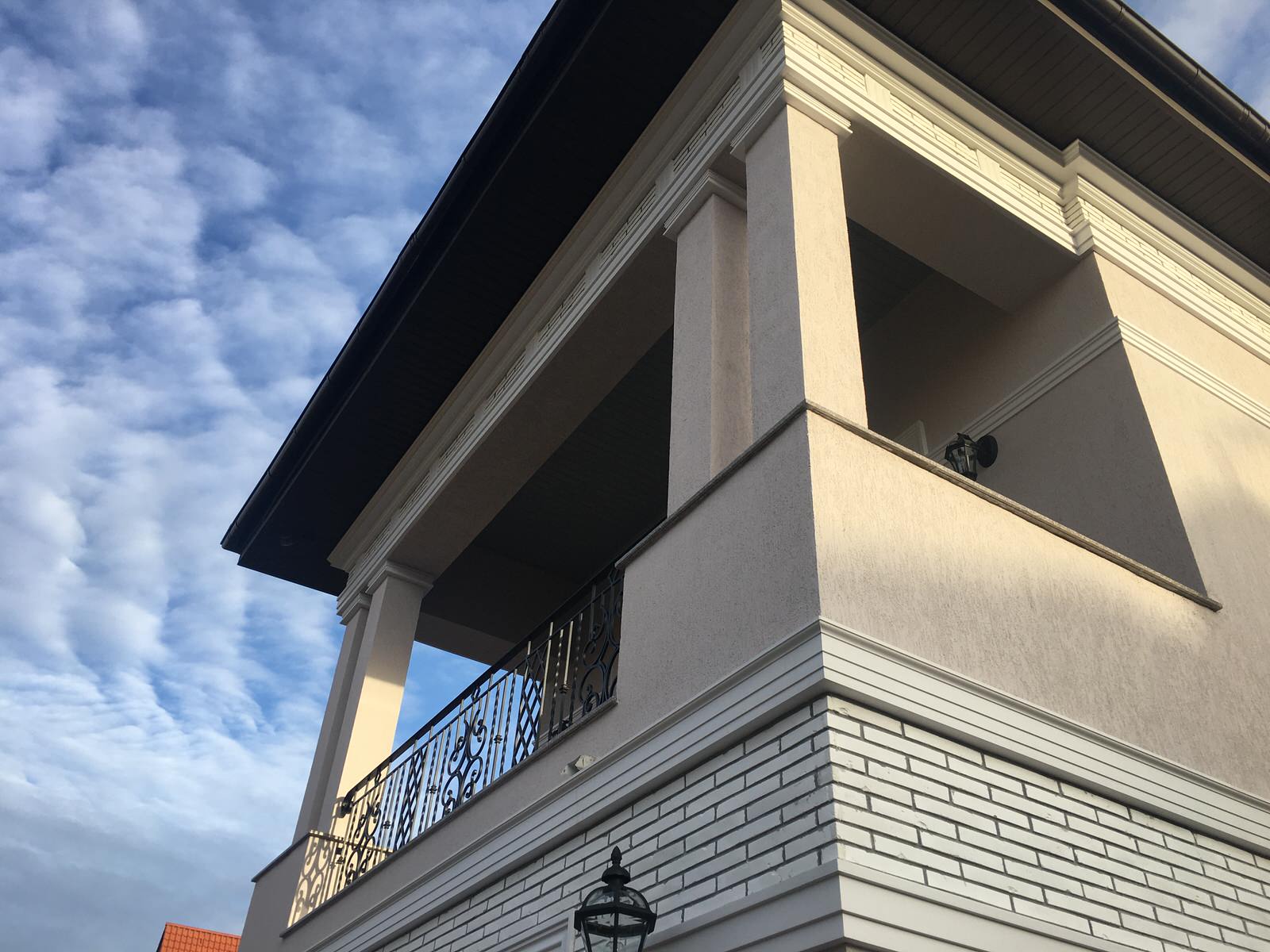 Дизайн и реконструкция фасада загородного дома