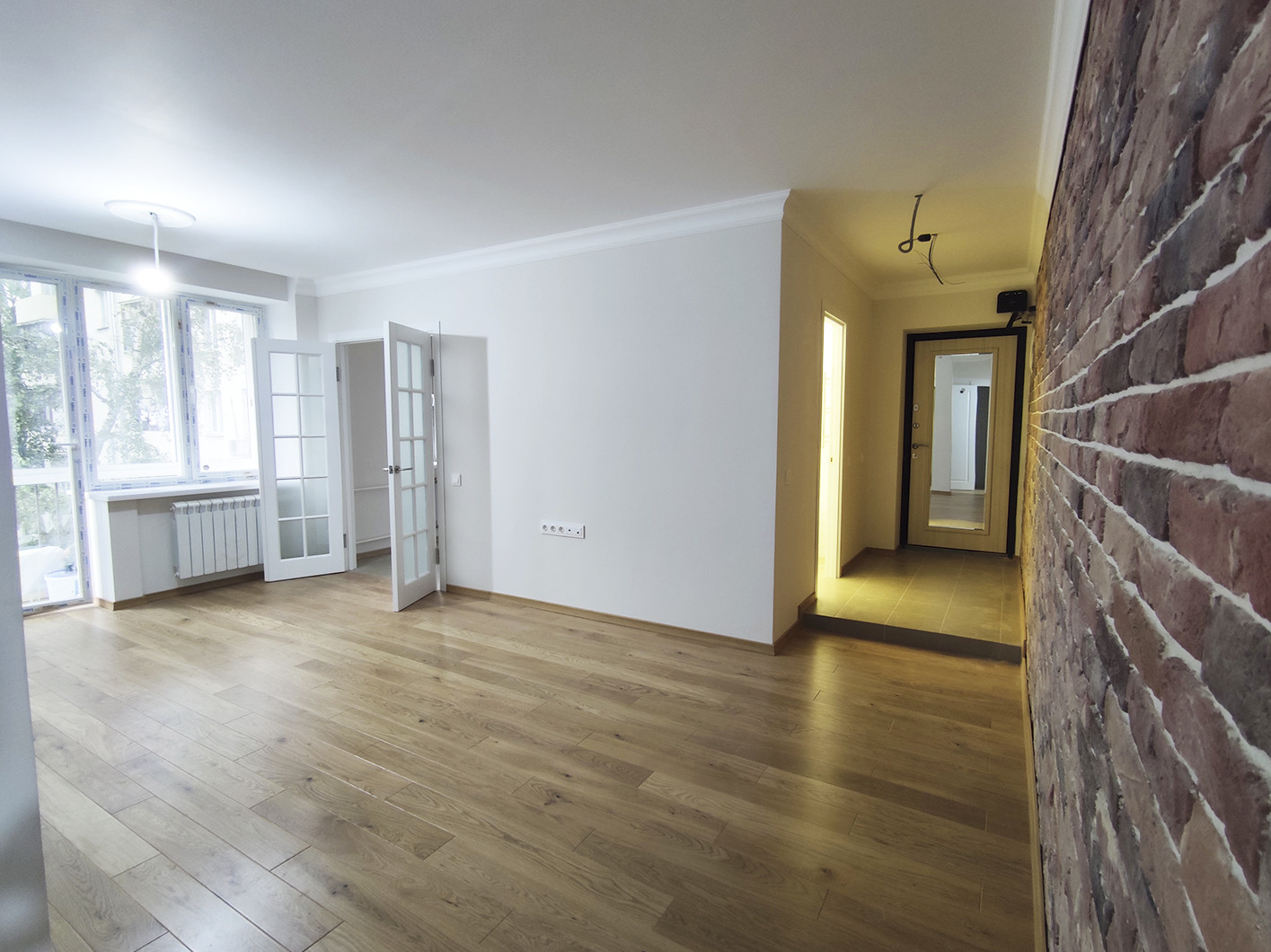 Гостиная с коридором и кирпичной стеной