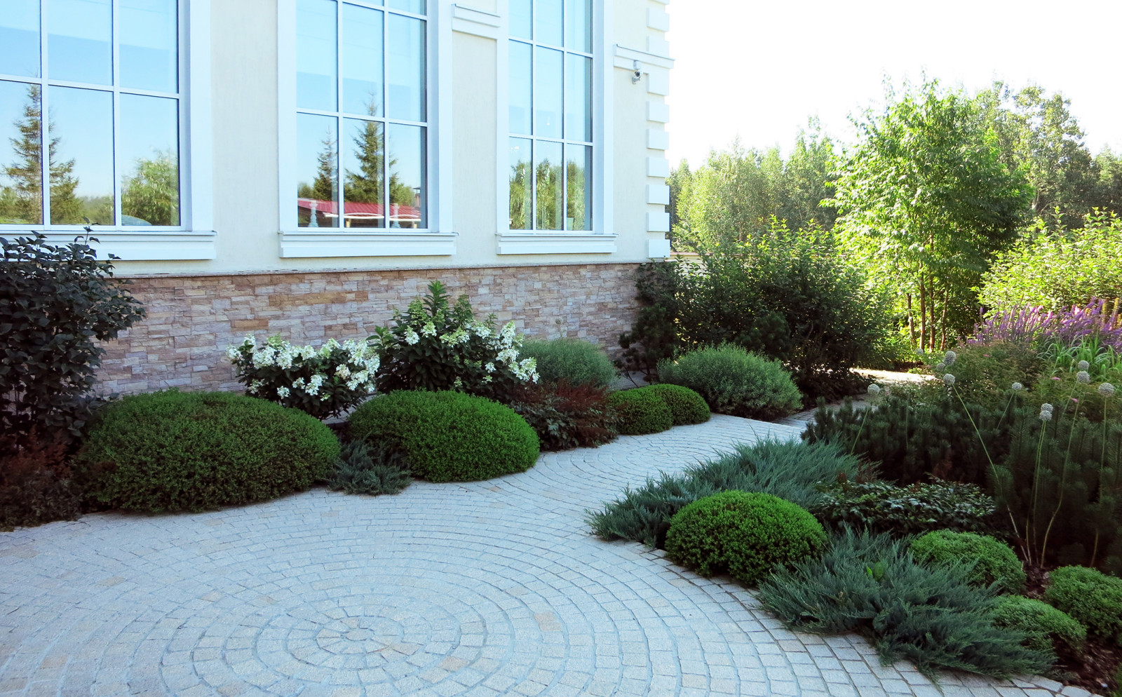 Сад с геометричным водоемом