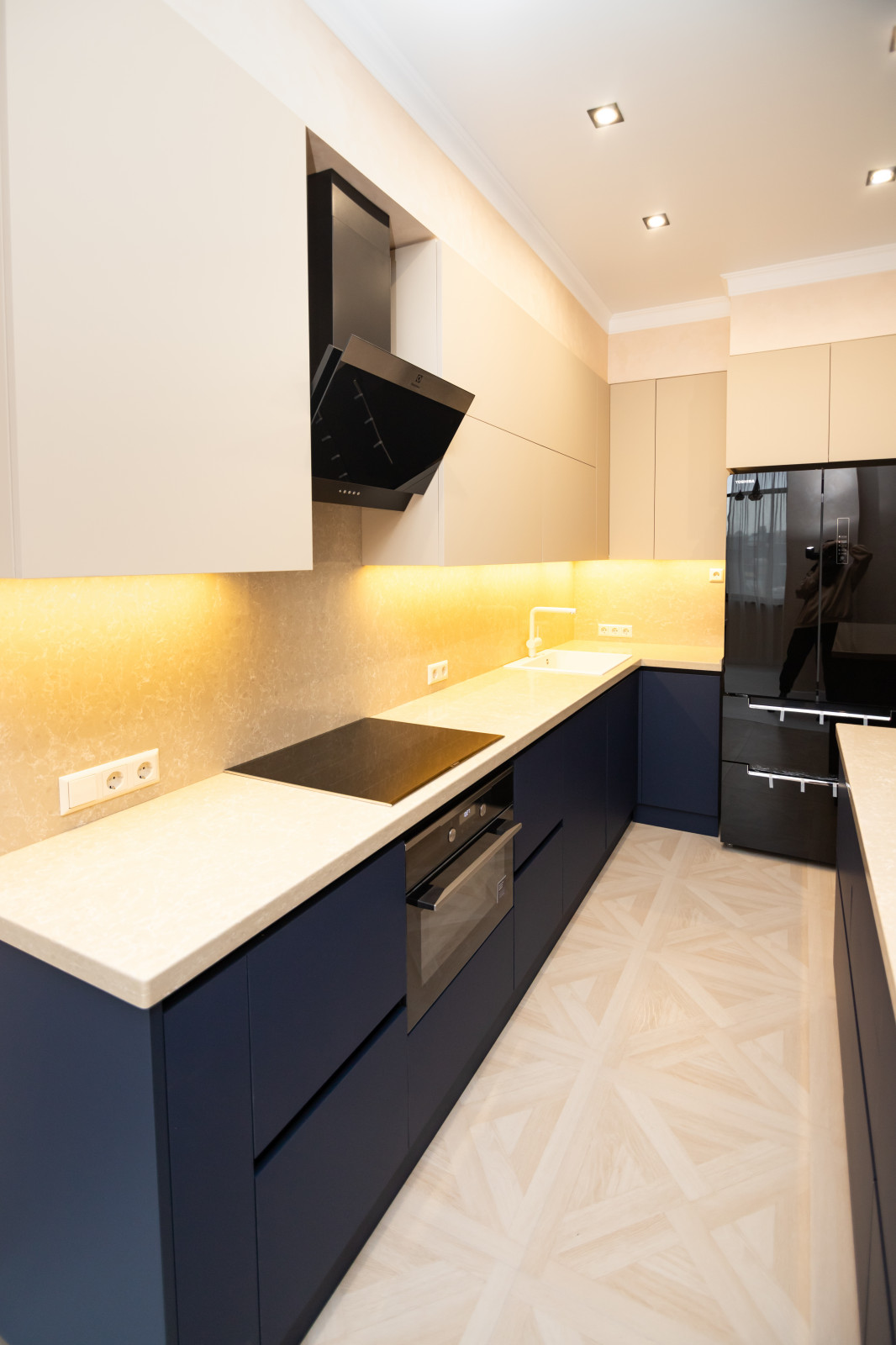 Бело-синяя кухня в современном стиле