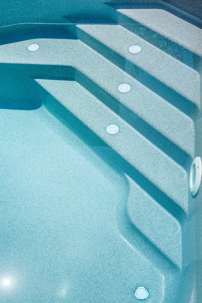 Бассейн на территории частного дома.