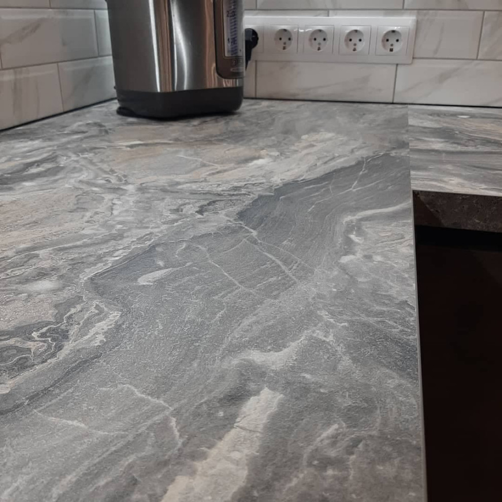 Темная П-образная кухня с полуостровом и фасадами под металл