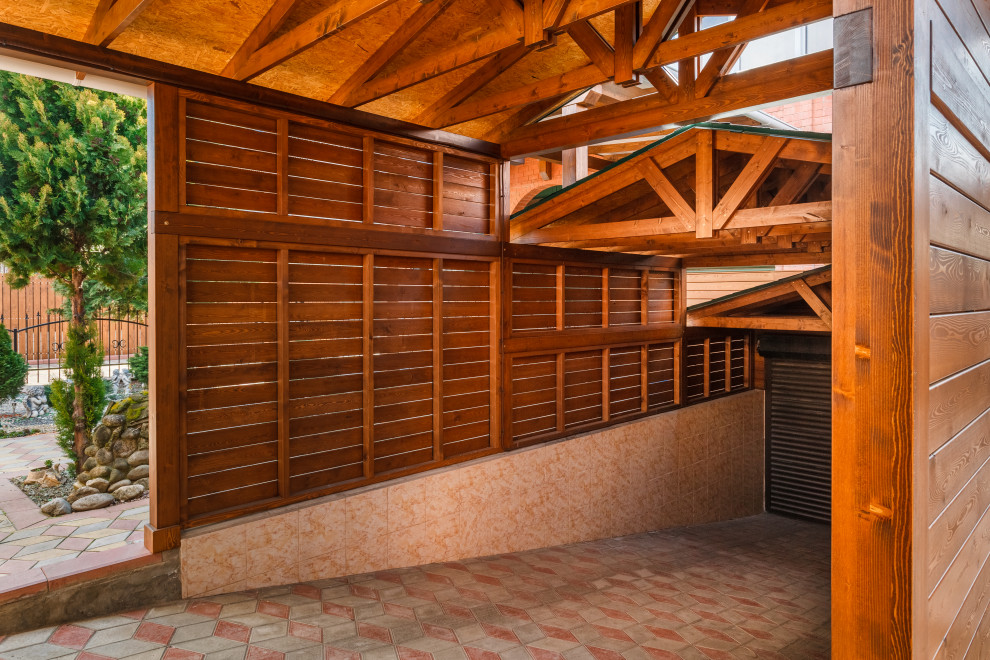 Заезд в гараж. Навес из натурального дерева.